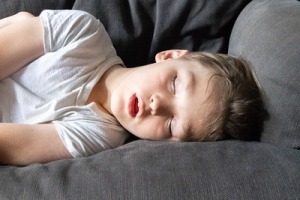 enuresis niño durmiendo